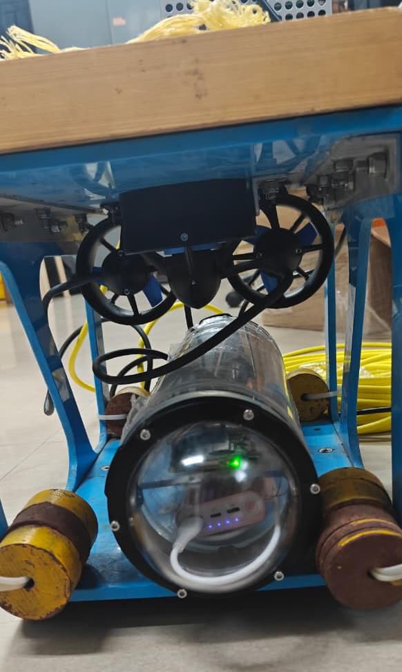 Mini ROV prototype: thrusters above a transparent pressure housing
