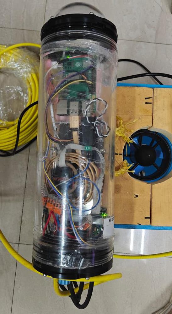 Inside the pressure housing: Raspberry Pi 5, wiring and power electronics